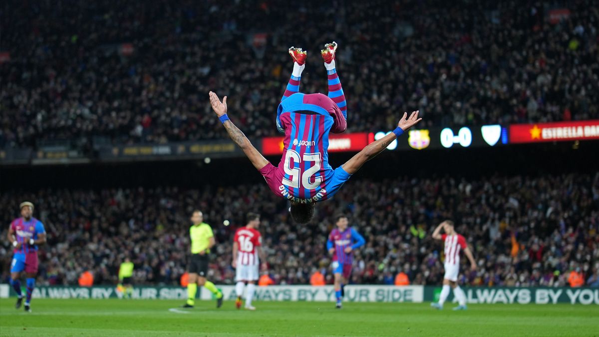 Aubameyang Celebrates his goal with the Barça in front of the Athletic