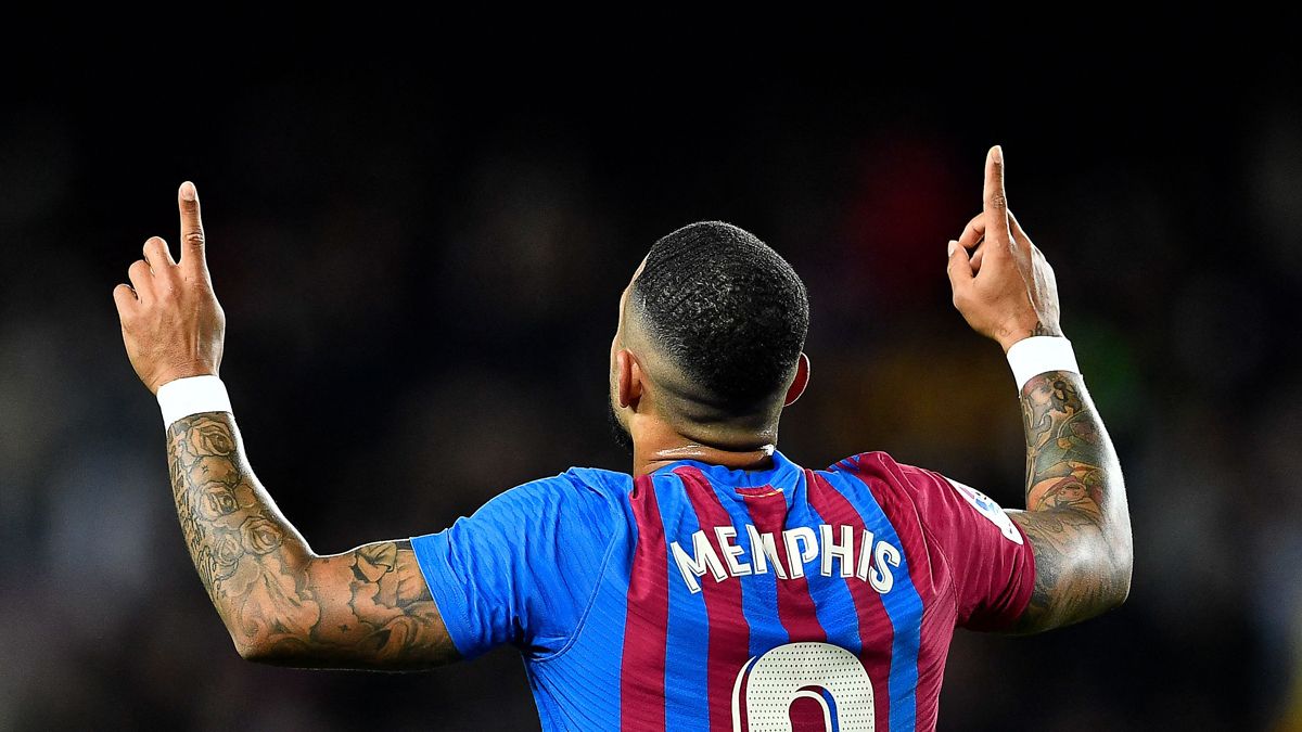 Memphis Celebrates his goal against the Athletic in the Camp Nou