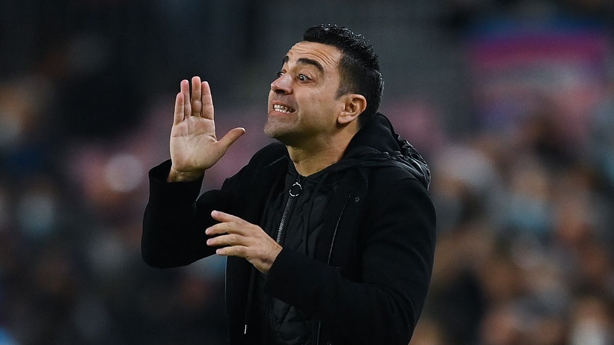 Xavi gives an indication from the banquilllo