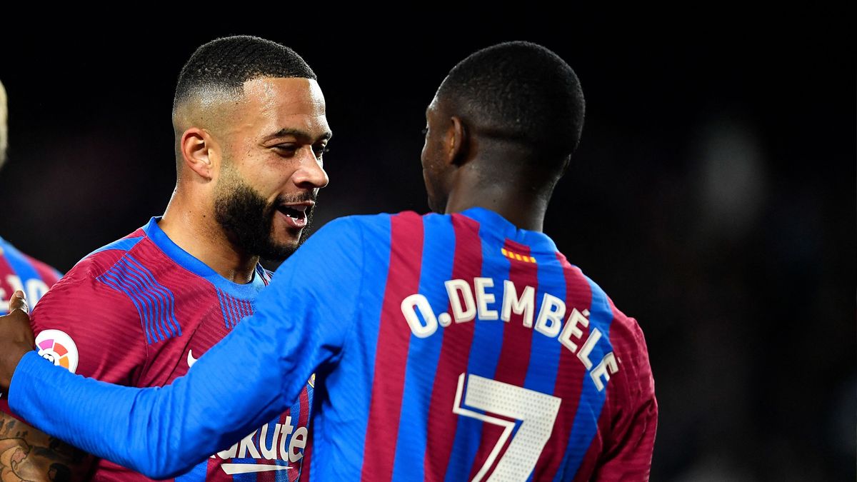 Memphis And Dembélé celebrate a goal with the Barça