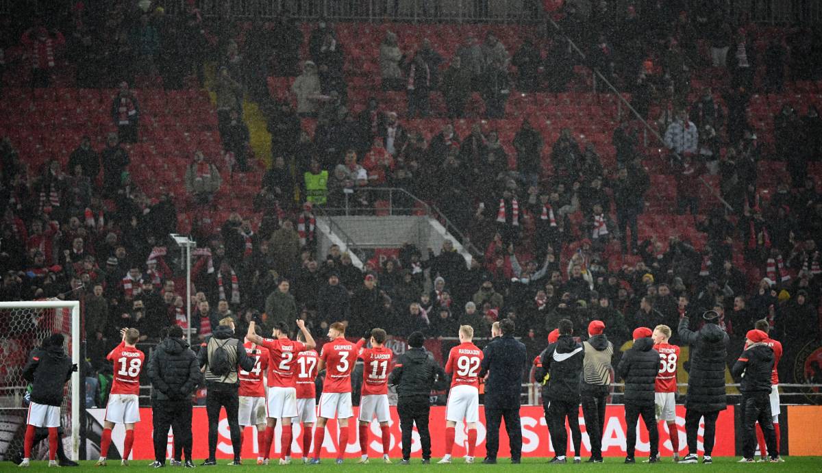 The Spartak of Moscow celebrates after the party in front of the Napoli