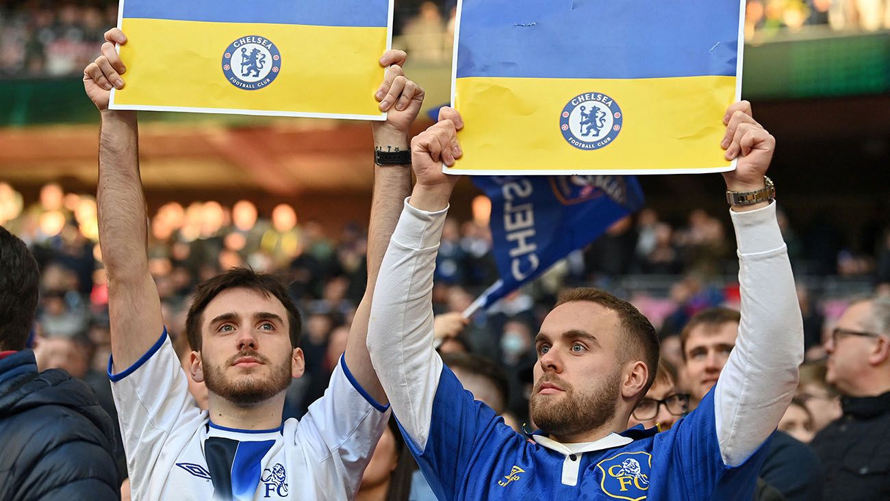Fanáticos del Chelsea expresaron su apoyo a Ucrania en la final de la Copa de la Liga inglesa