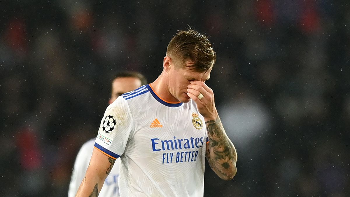Toni Kroos se lamenta tras la derrota del Madrid ante el PSG