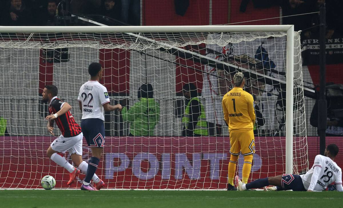 Delort celebra el gol ante el PSG