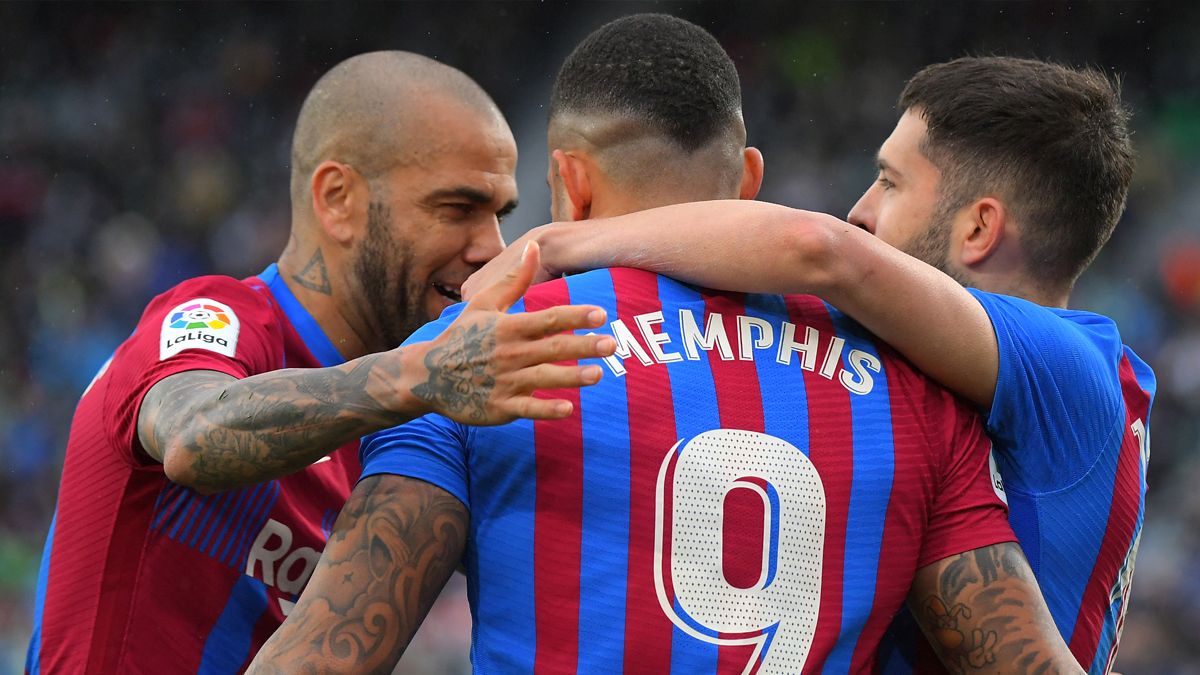 Alves, Memphis y Jordi Alba celebran un gol del Barça