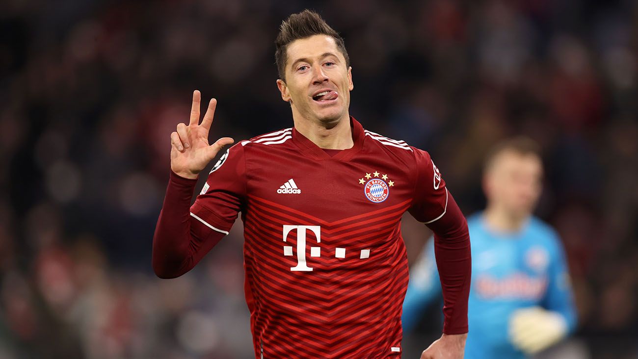 Robert Lewandowski celebra su 'hat trick' ante el Salzburgo con el Bayern Múnich