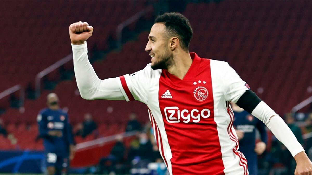 Mazraoui, right side of the Ajax