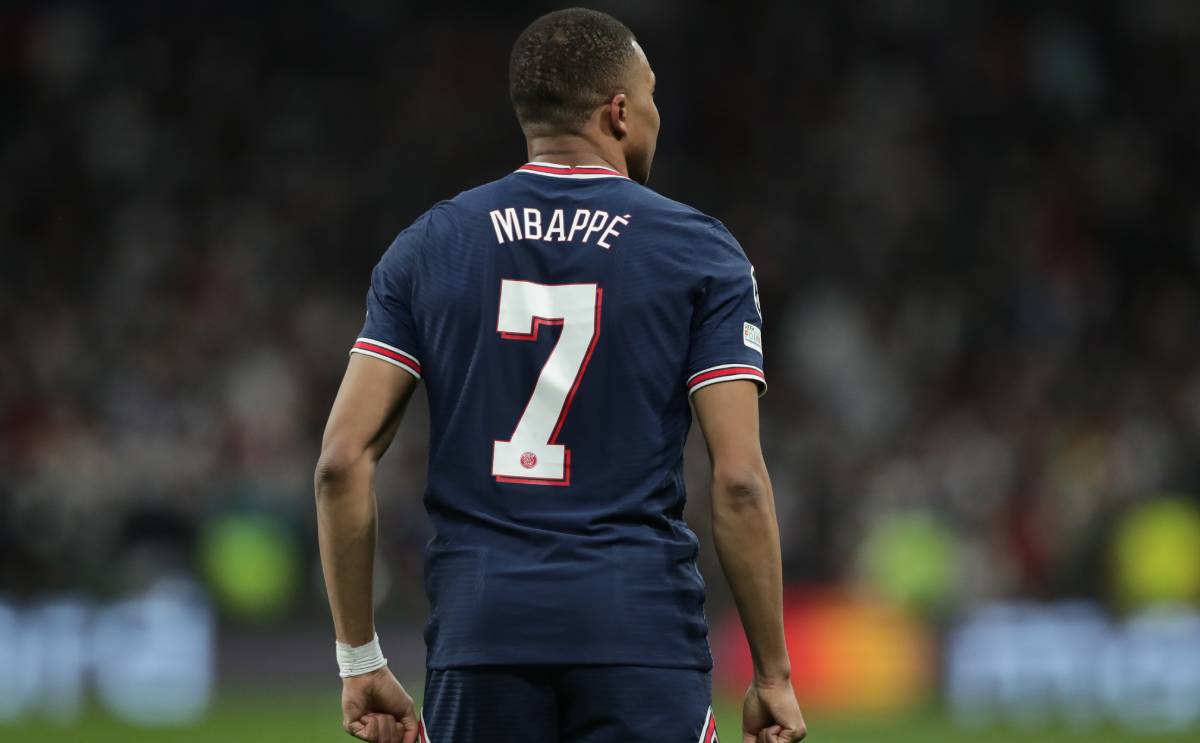 Kylian Mbappé, in front of the Real Madrid