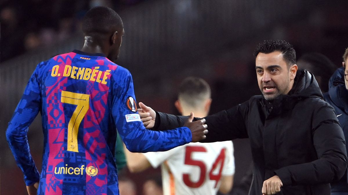 Dembélé y Xavi durante el Barça-Galatasaray de la Europa League
