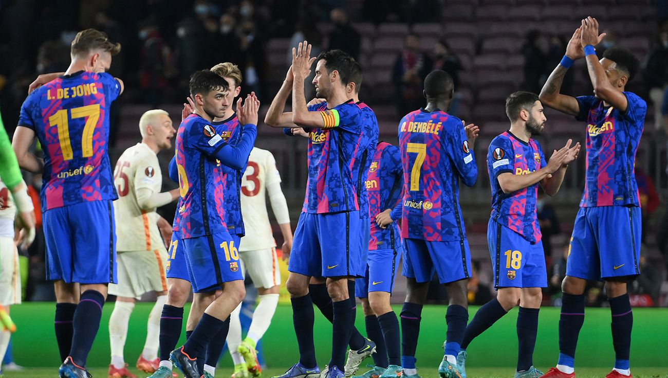 Barça players applaud the fans