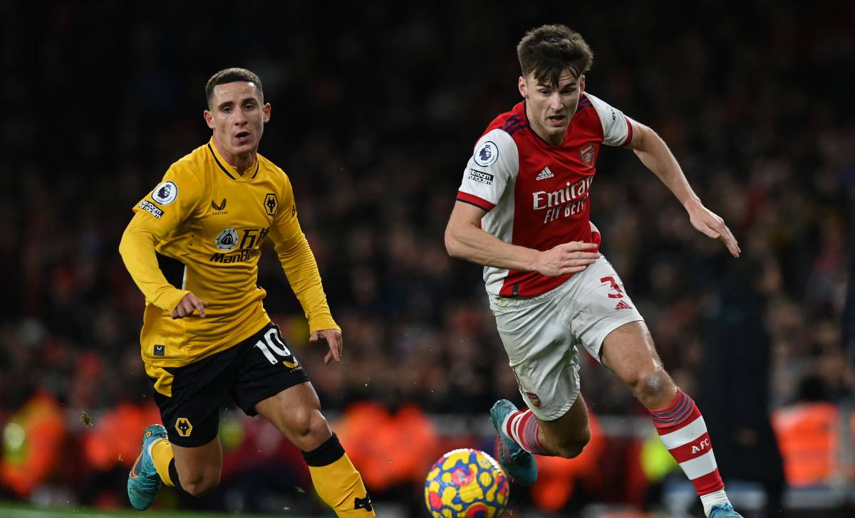 Kieran Tierney en un partido ante el Wolverhampton