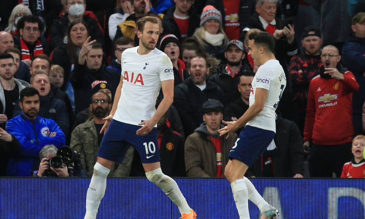 Harry Kane feteja his goal in front of the United