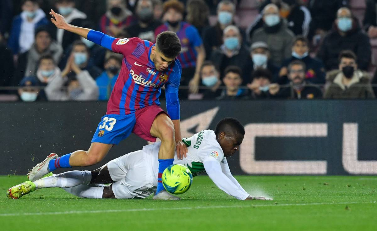 Abde disputa el balón en el Barça-Elche