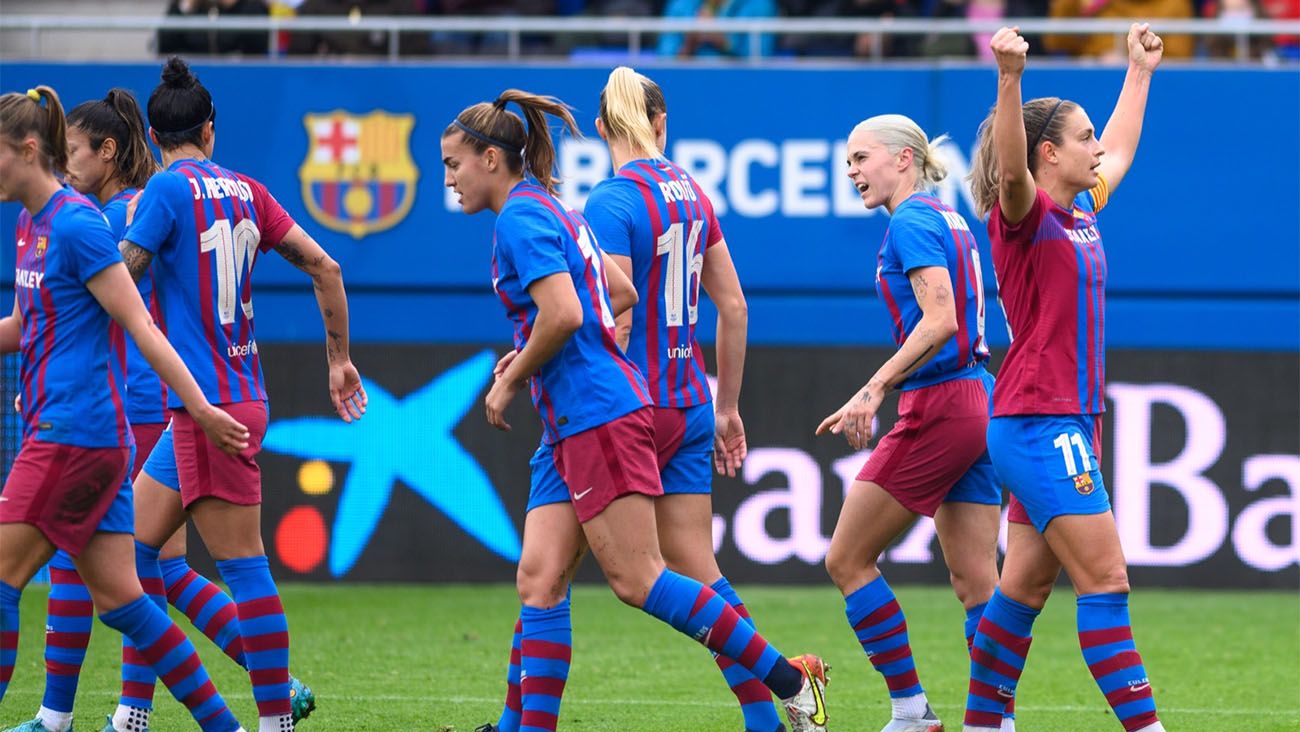 Jugadoras del FC Barcelona femenino celebran uno de los goles ante el Real Madrid (5-0). Foto: @somosfutfem en Twitter