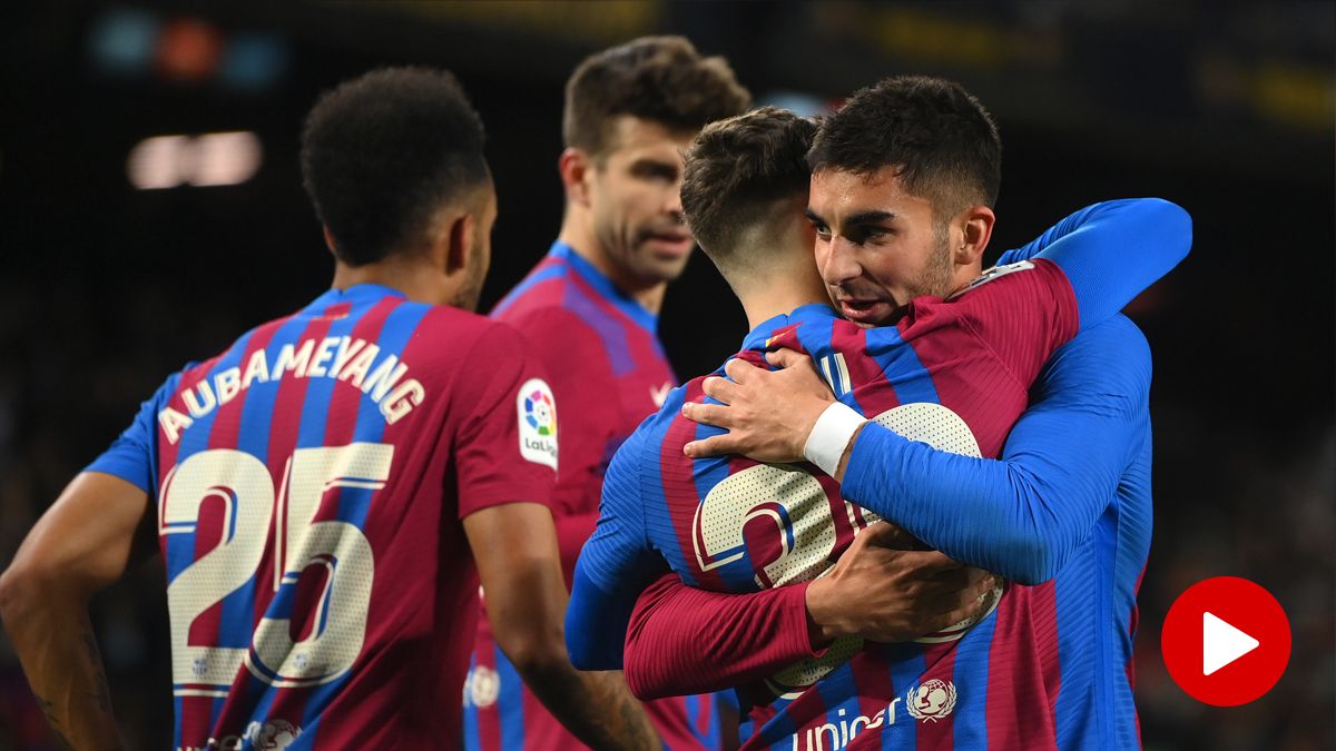 The players of the Barçacelebran a goal in front of the Osasuna