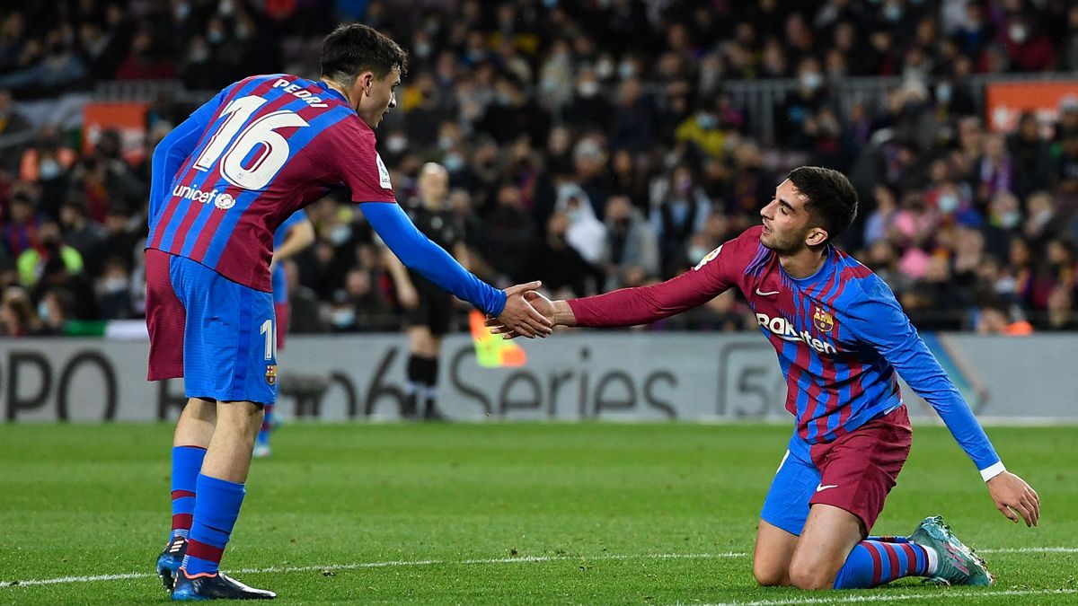 Pedri And Ferran Torres during the Barça-Osasuna of LaLiga