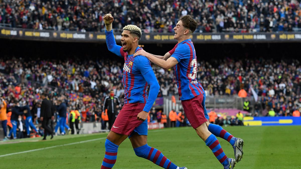 Araujo y Gavi celebran un gol con el Barça