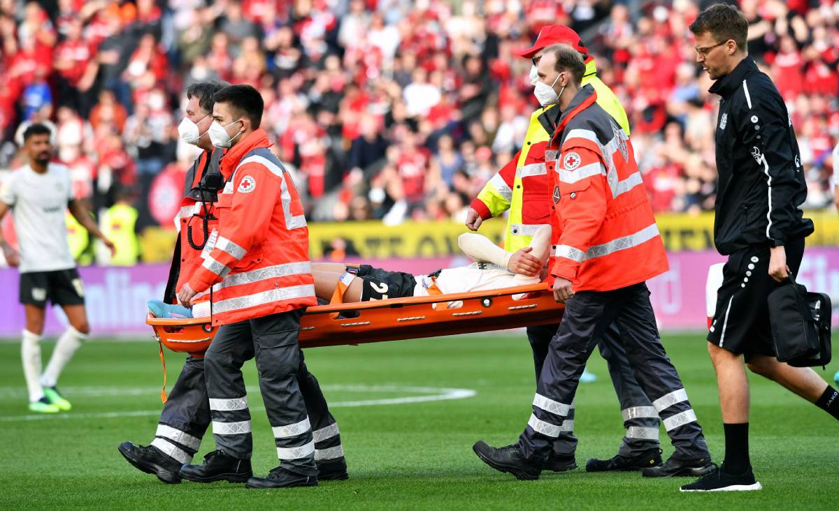 Florian Wirtz, withdrawn of the field after his injury in front of the Colony