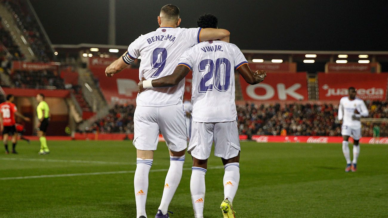 Karim Benzema y Vinicius Jr celebran un gol ante el Mallorca