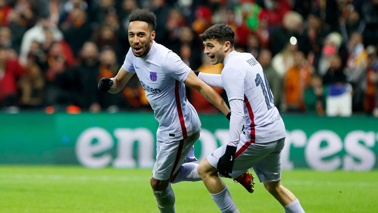 Aubameyang y Pedri celebran