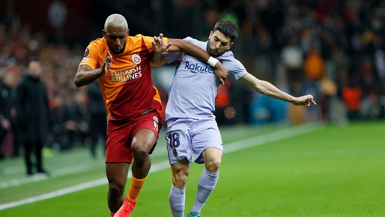 Jordi Alba enfrenta a Ryan Babel