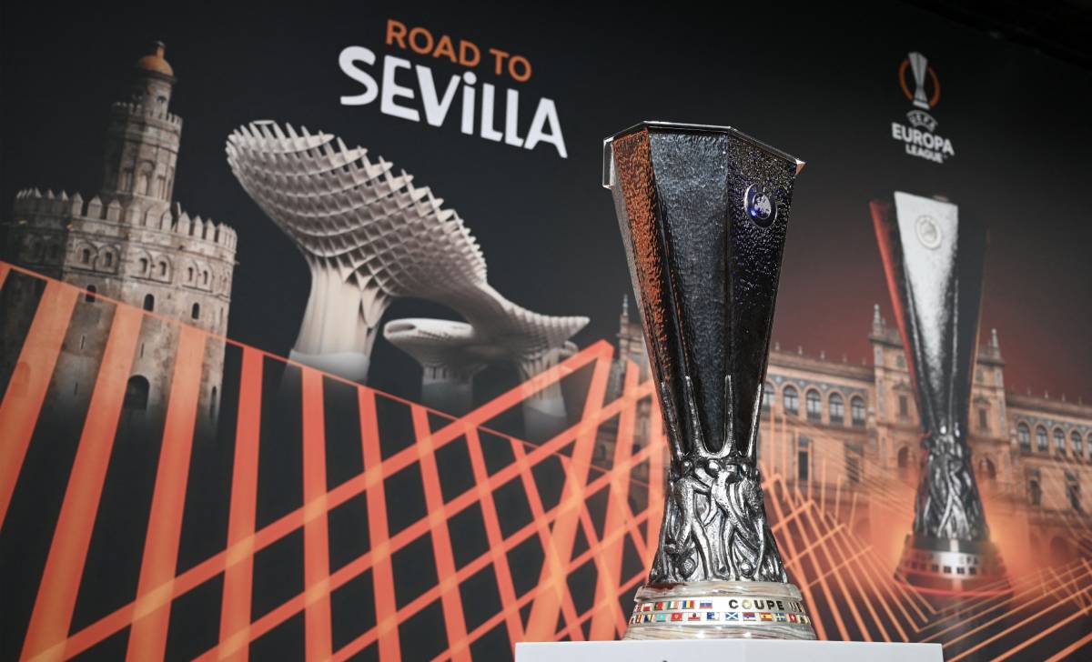 Trofeo de la Europa League durante el sorteo de cuartos