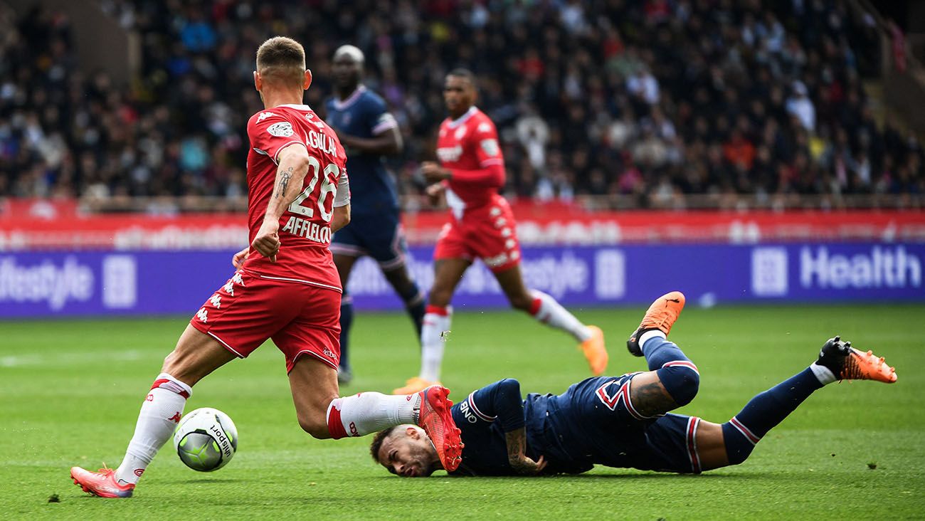 Neymar Jr. falls in a ball dispute against AS Monaco