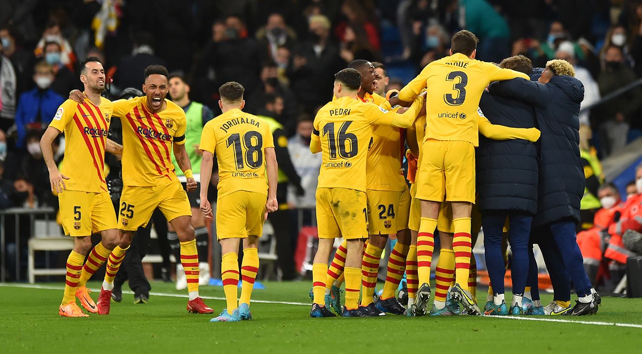 The players of the Barça celebrates a goal in the Classical