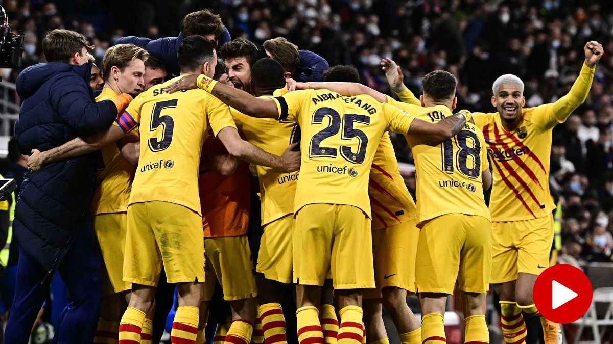 Los jugadores del Barça celebran el triunfo ante el Real Madrid