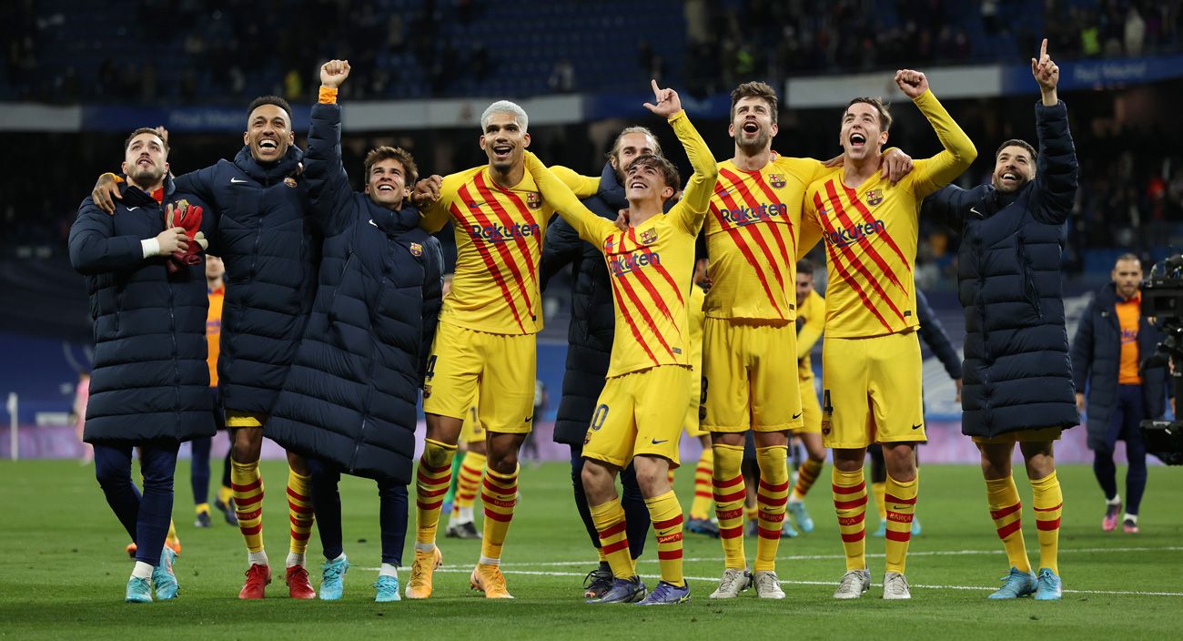 Los jugadores del Barça celebran en el Bernabéu