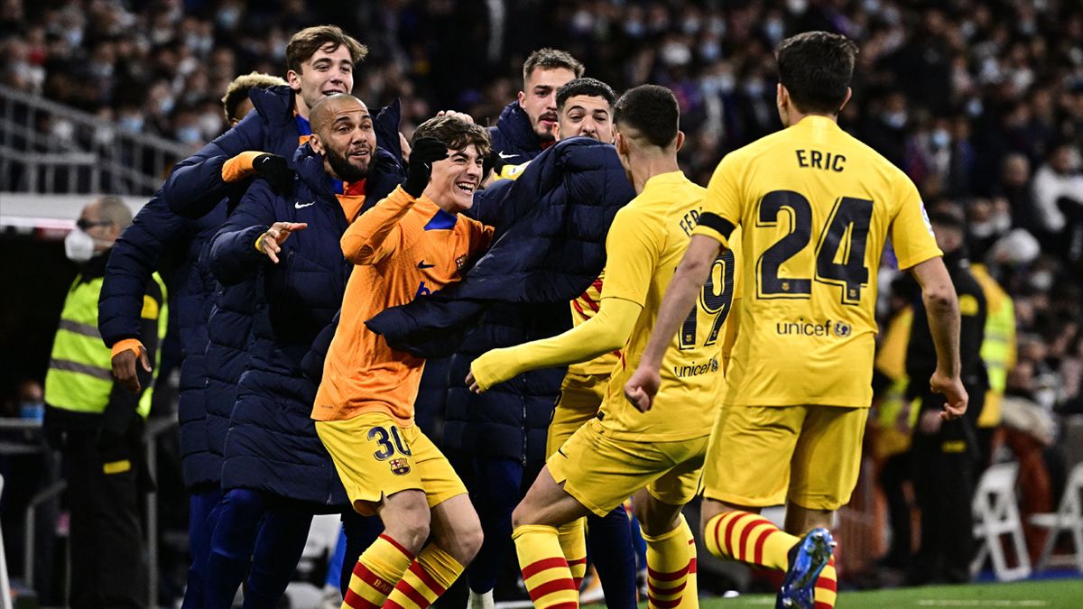 Ferran Torres celebra su gol contra el Madrid con el banquillo del Barça