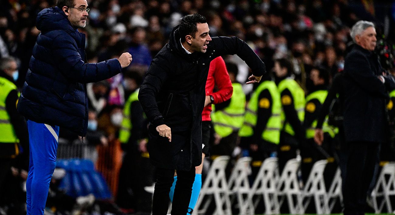 Xavi during the Classical with Ancelotti background