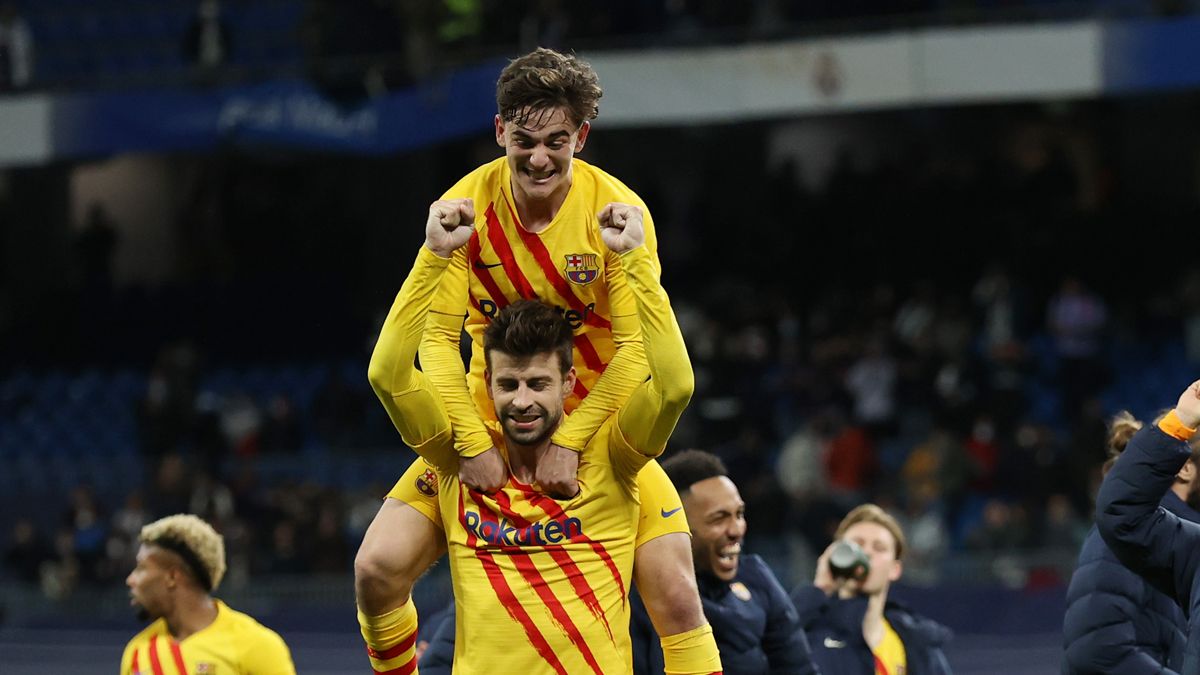 Gavi y Piqué celebran el triunfo del Barça ante el Real Madrid