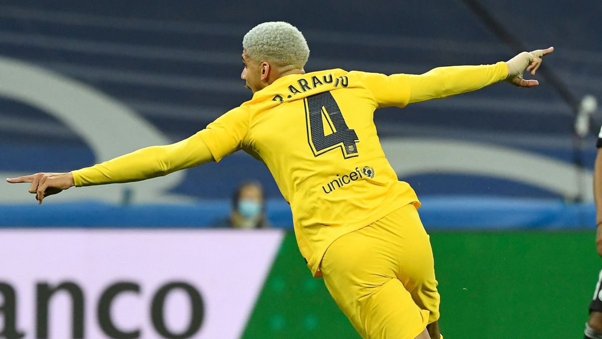 Ronald Araújo celebrates his goal against the Real Madrid