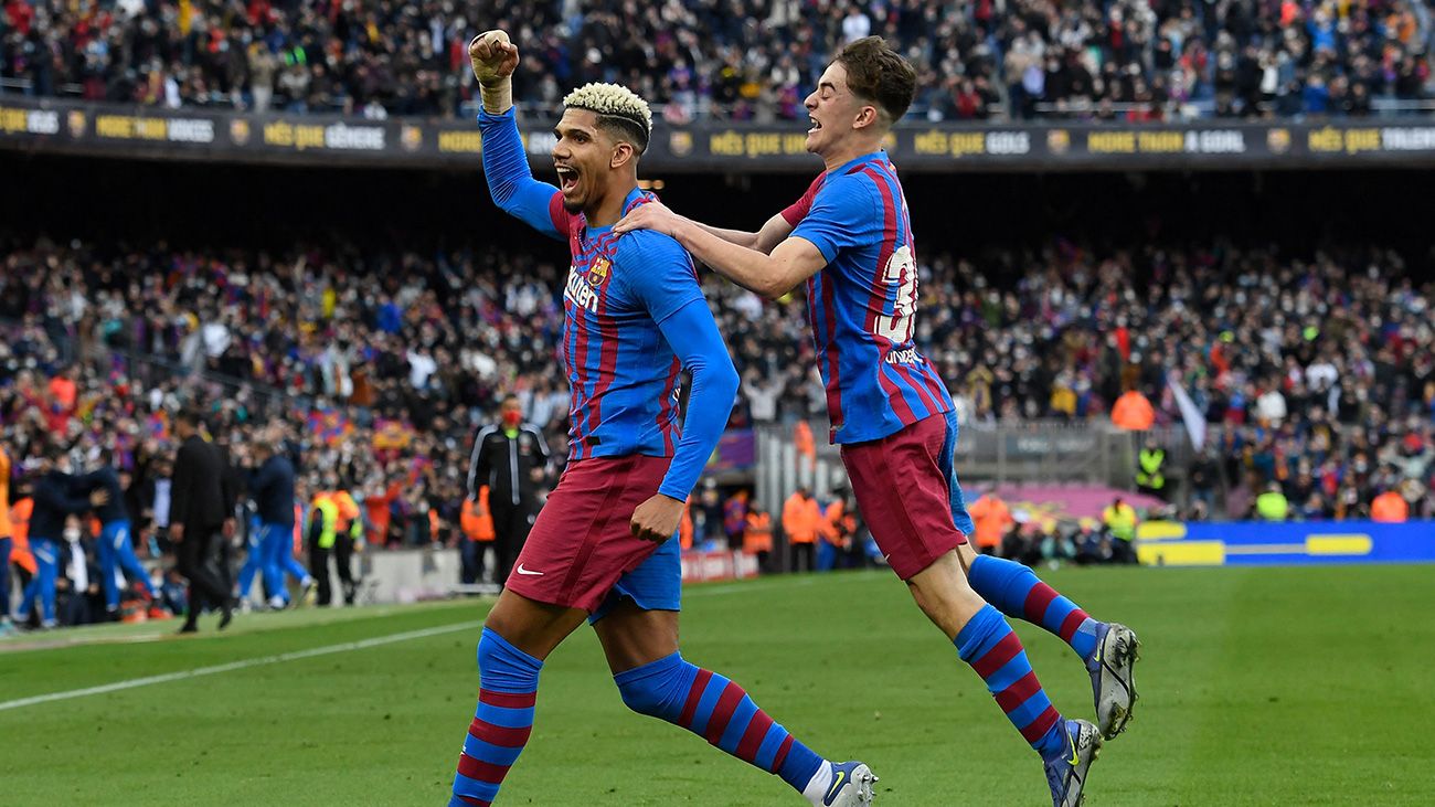 Araújo and Gavi celebrating a goal