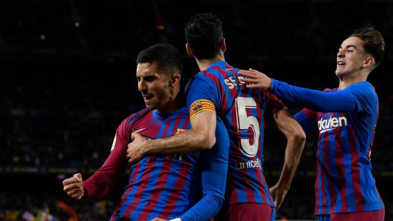 Ferran Torres, Sergio Busquets and Gavi celebrate a goal with FC Barcelona