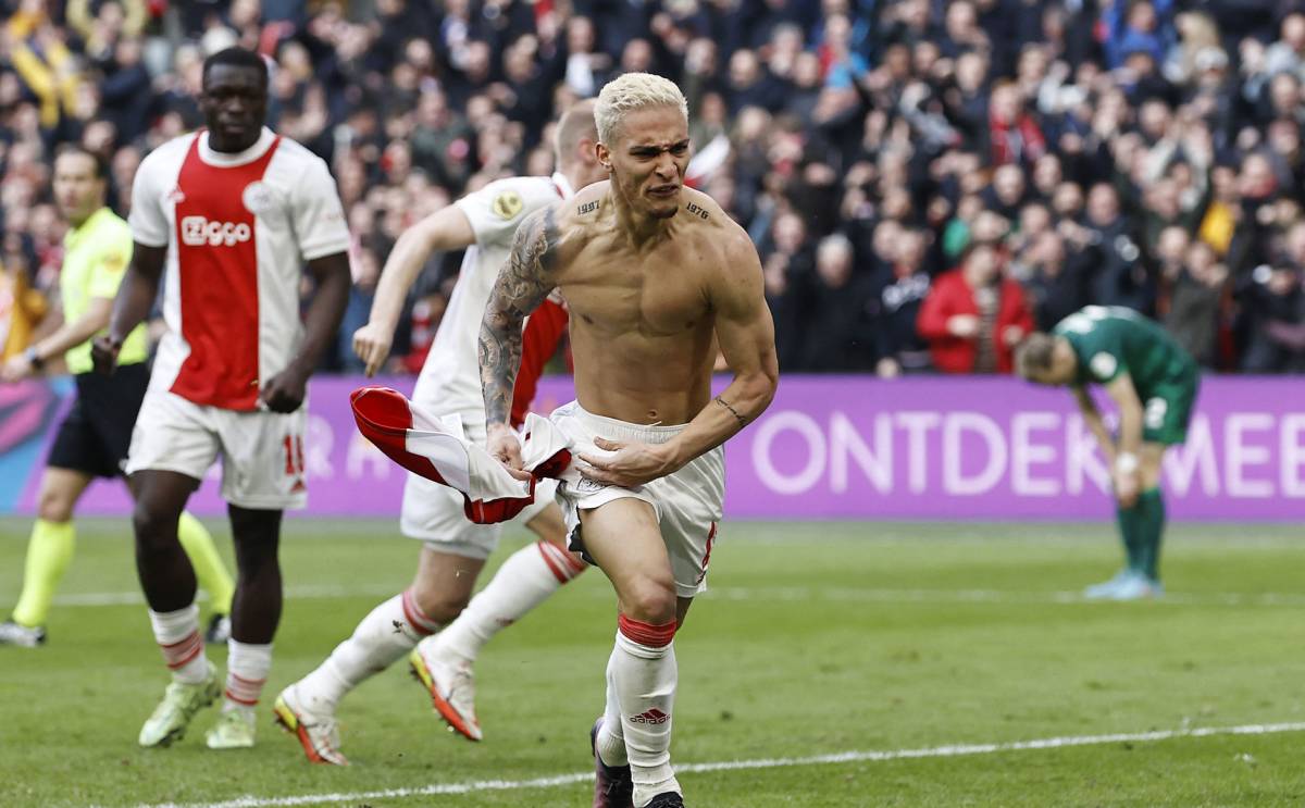 Antony festeja un gol con el Ajax