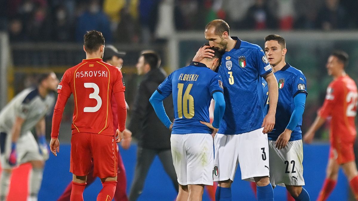 Chiellini consuela a Florenzi después de perder contra Macedonia