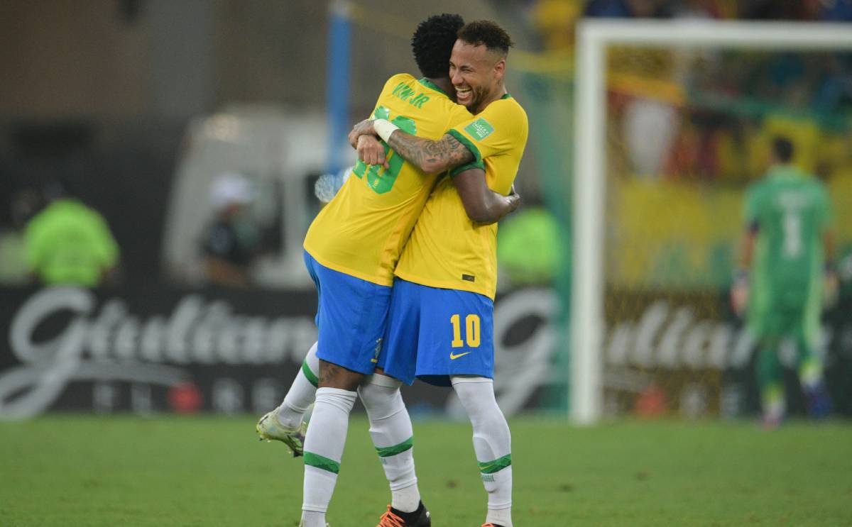 Neymar And Vinicius celebrate a goal in front of Chile