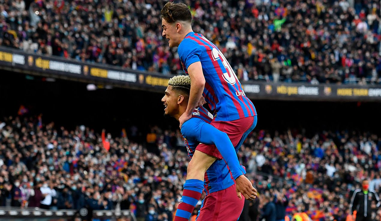 Gavi y Araújo celebrando un gol