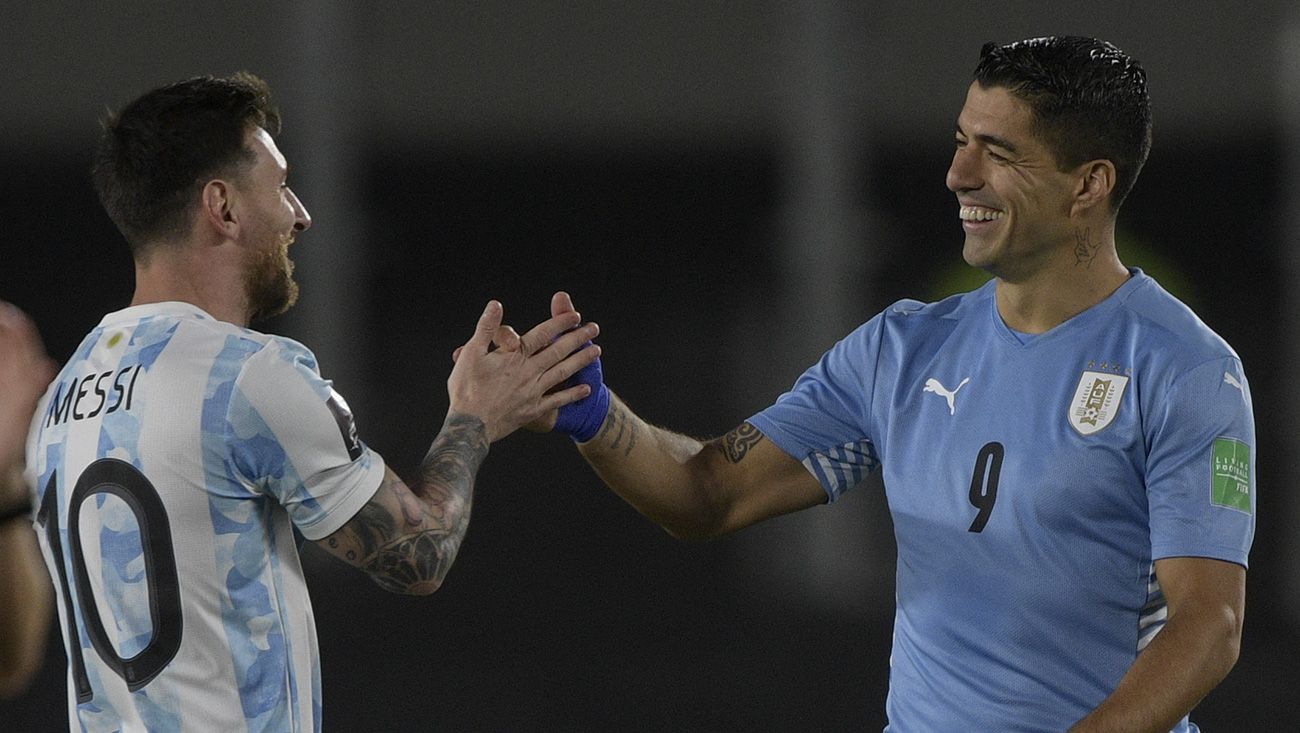 Lionel Messi and Luis Suárez greeting each other