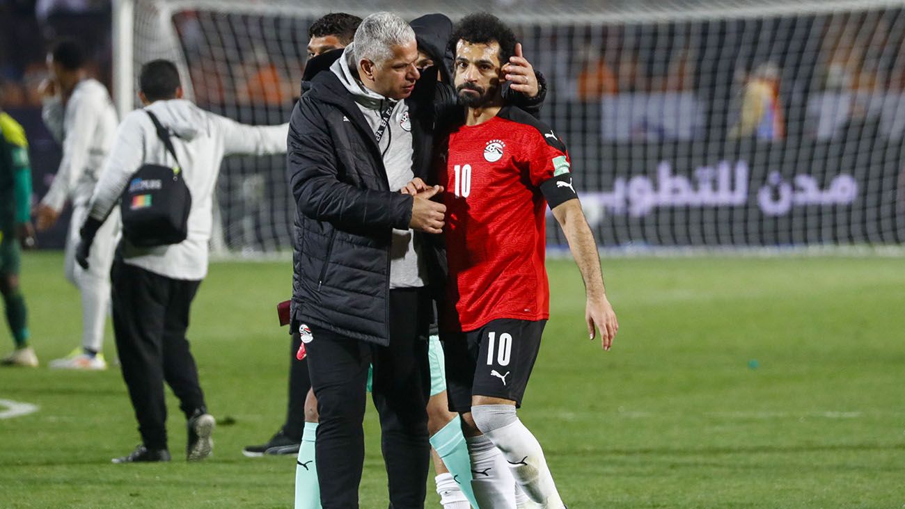 Mohamed Salah es consolado tras el Senegal-Egipto (1-0, 3-1 p.)