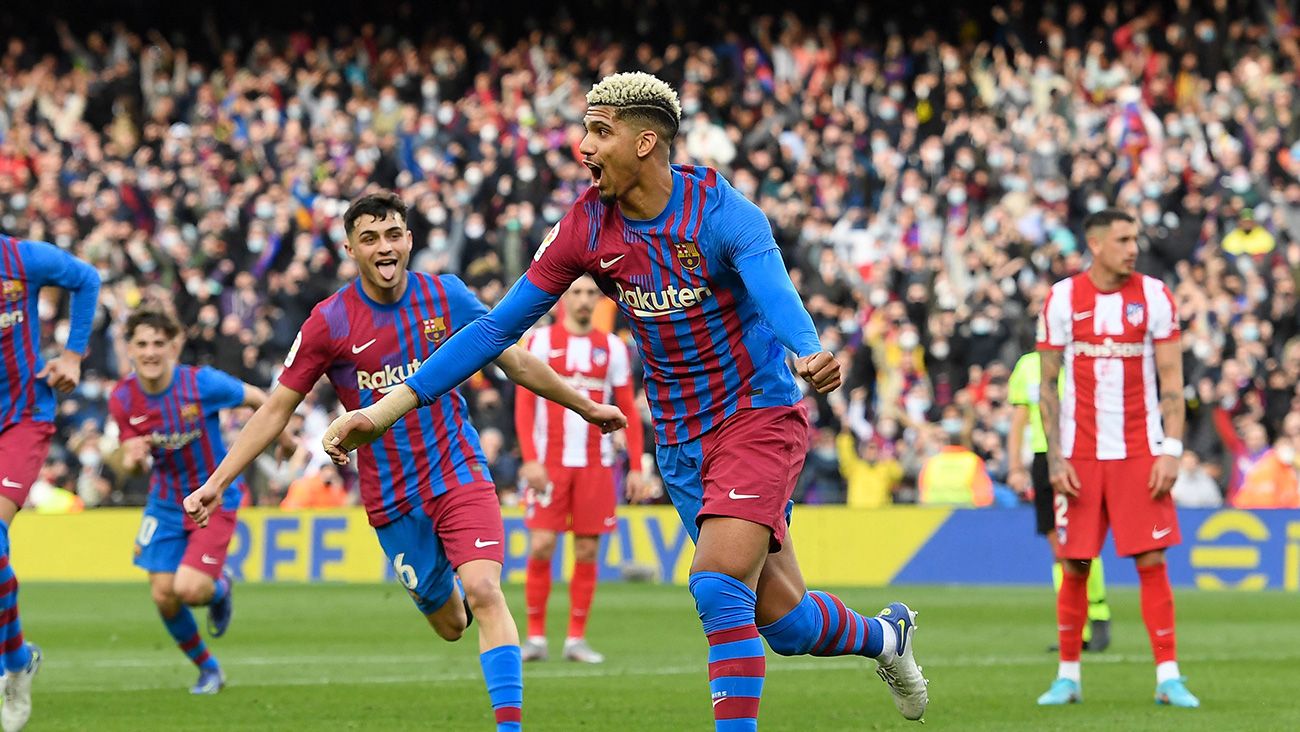 Ronald Araújo celebra un gol