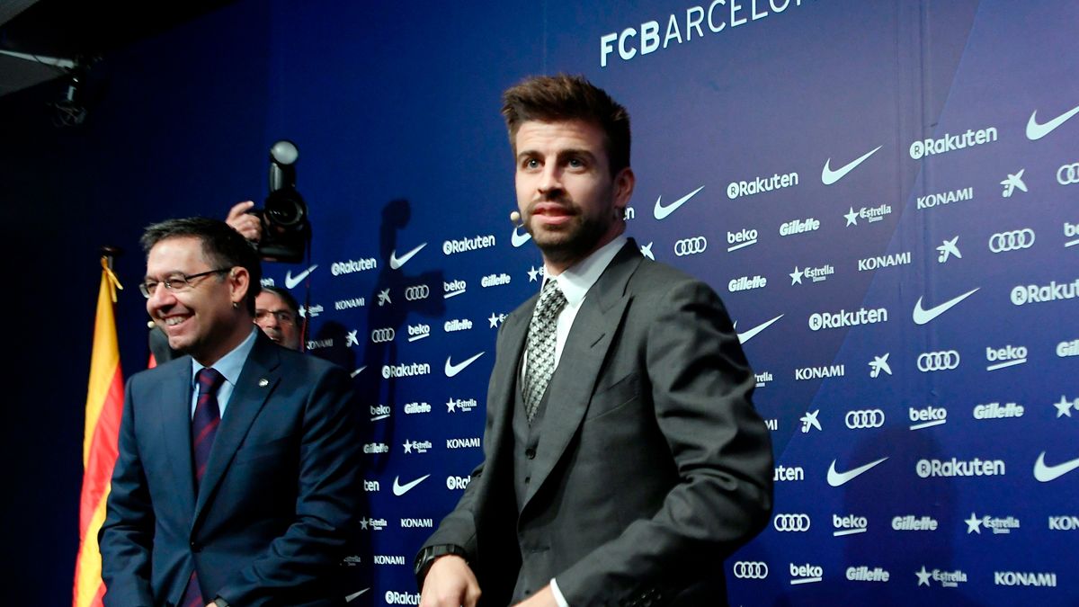 Gerard Piqué and Bartomeu during an act