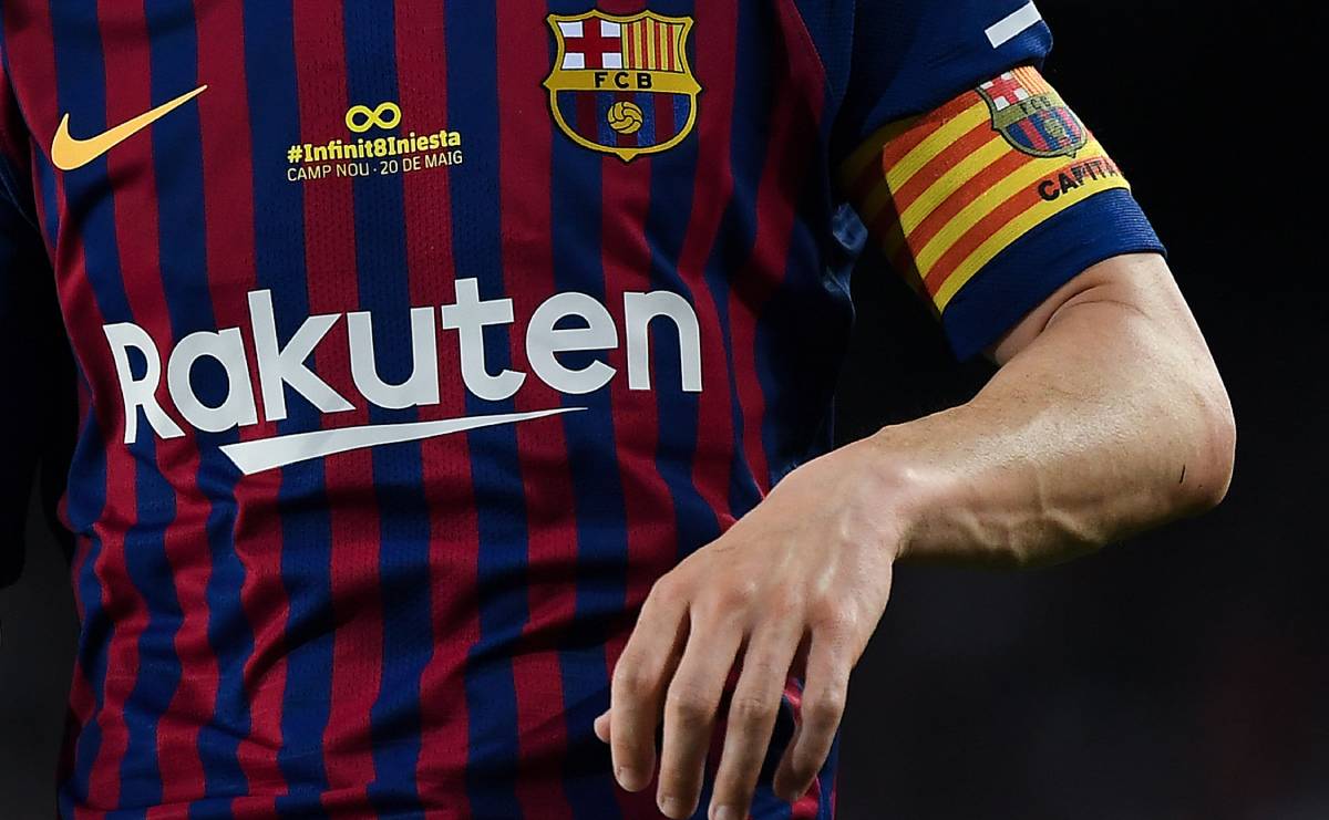 Camiseta conmemorativa del Barça en la despedida de Iniesta