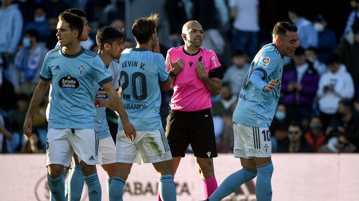 Celta de Vigo players protest against González Fuertes in the match against Real Madrid