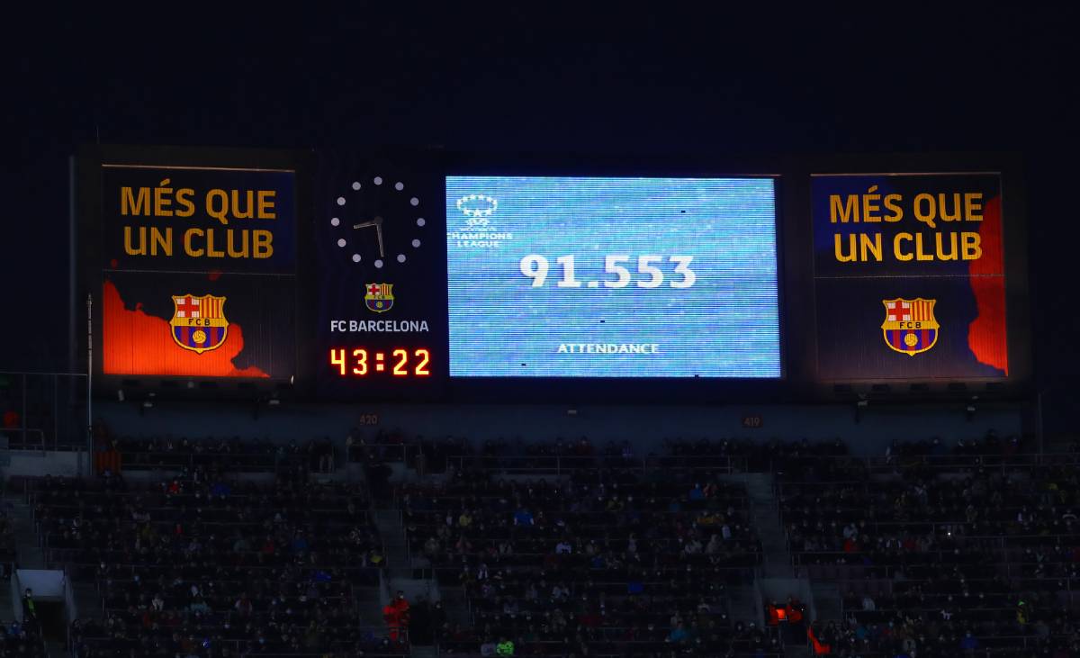 Las pantallas del Camp Nou reflejan el récord de asistencia en la Champions Femenina