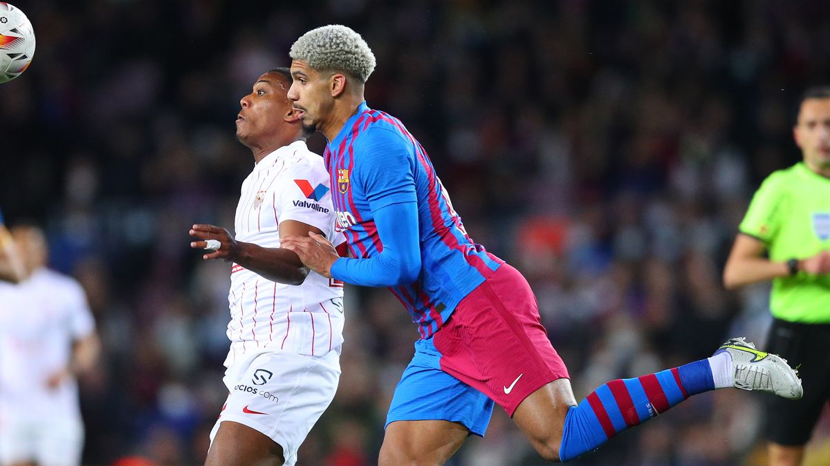 Ronald Araújo contra el Sevilla