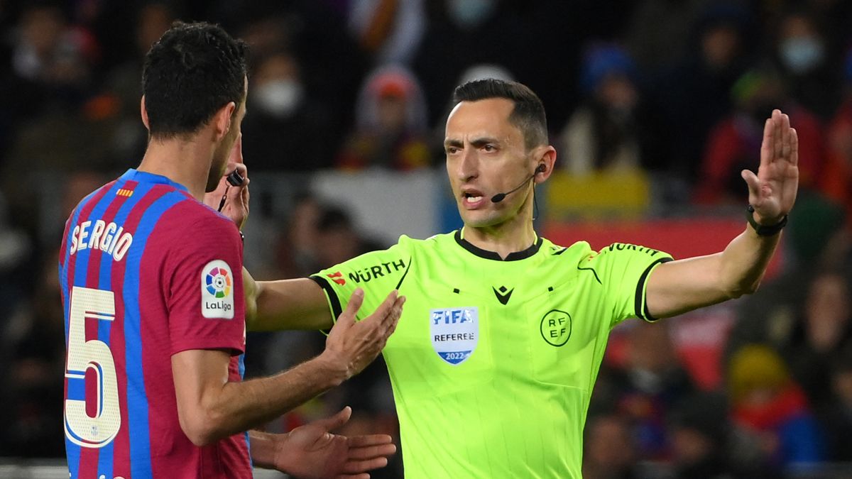 Sánchez Martínez y Sergio Busquets durante el Barça-Sevilla de LaLiga