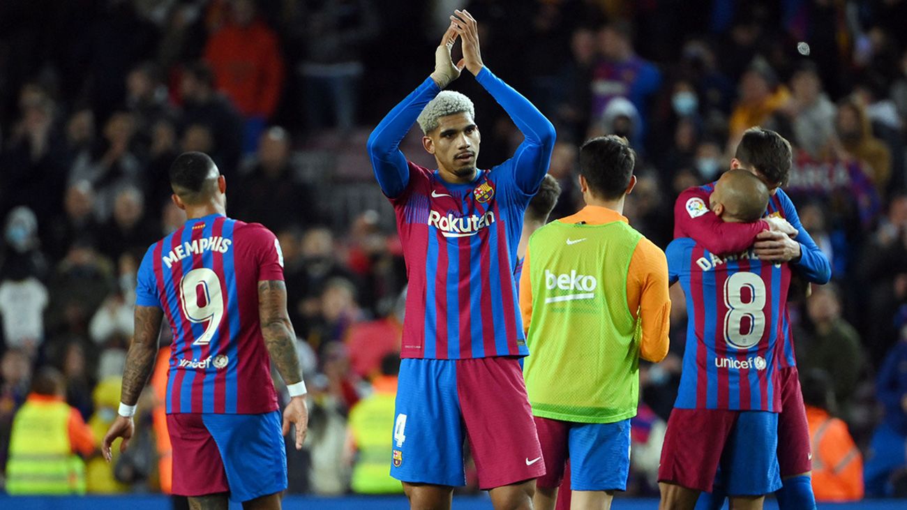 Ronald Araújo aplaudiendo a las gradas